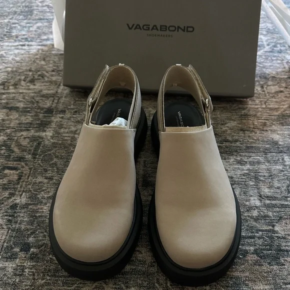 Vagabond Tan and Black Clogs - Picture 4 of 11